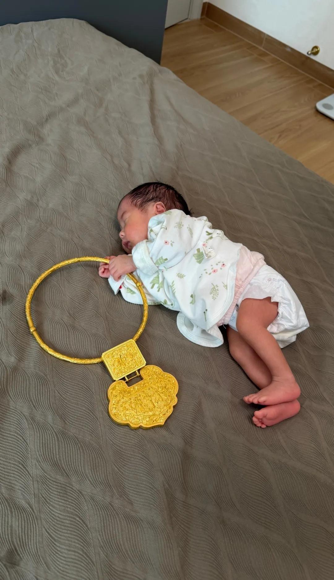 奶奶给孙女安排了和人一样大的项圈，这孩子生下来就赢在了起跑线上，这辈子不用愁了！