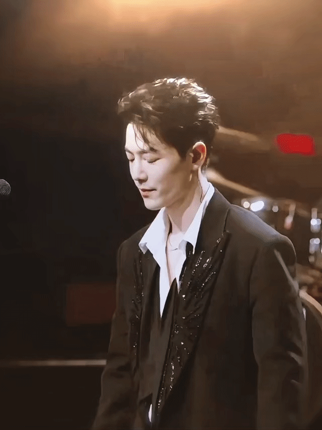 肖战完美诠释：真正的颜值从不需要华服堆砌。音乐起，魅魔现，简单的装扮反而让这张“