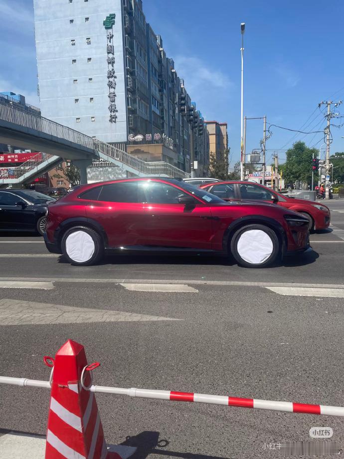 小米YU7GT车厘子红实车上路 有网友昨日晒出了小米 YU7 GT「车厘子红」实