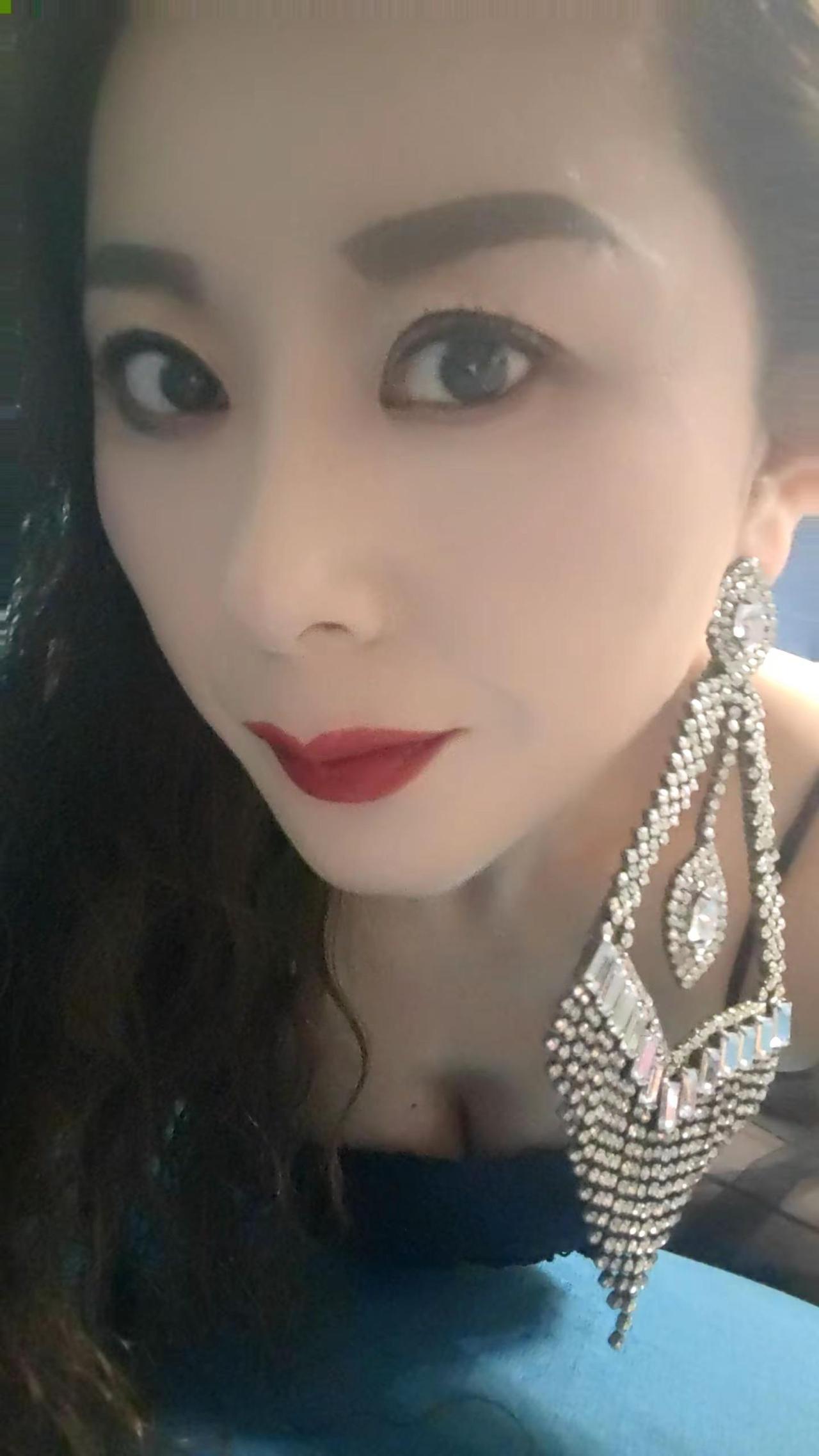 高级的美是独立而优雅 女人的气质比年龄重要