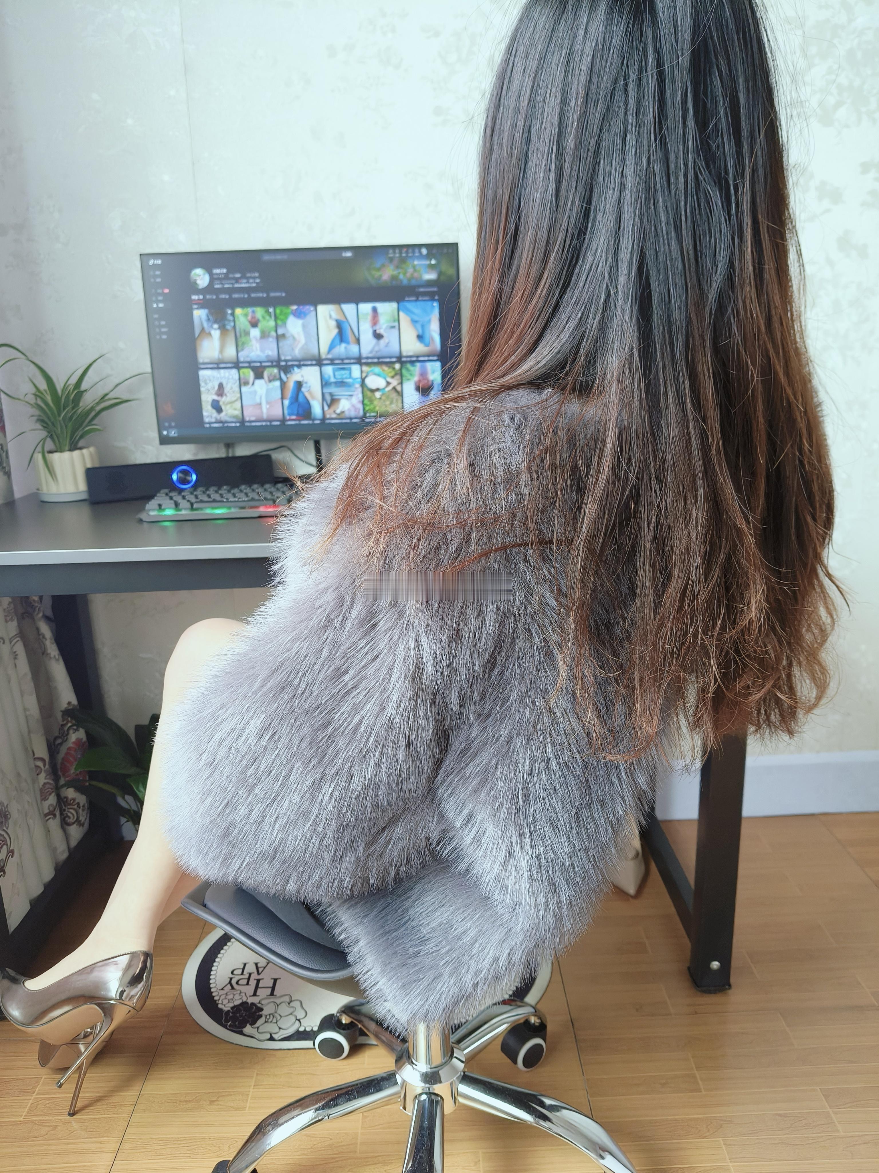 冬天的毛绒外套，暖得像进了被窝。 