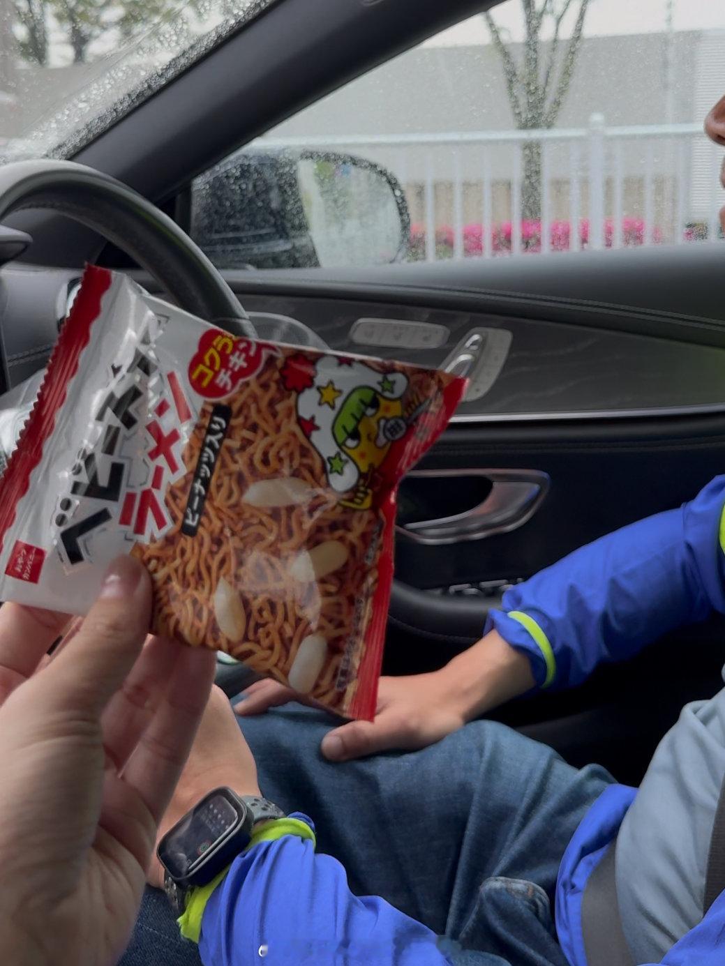 已经在回新加坡的飞机上了，钓鱼佬说：“你那么喜欢吃面，带个干脆面上路吧！”我说好