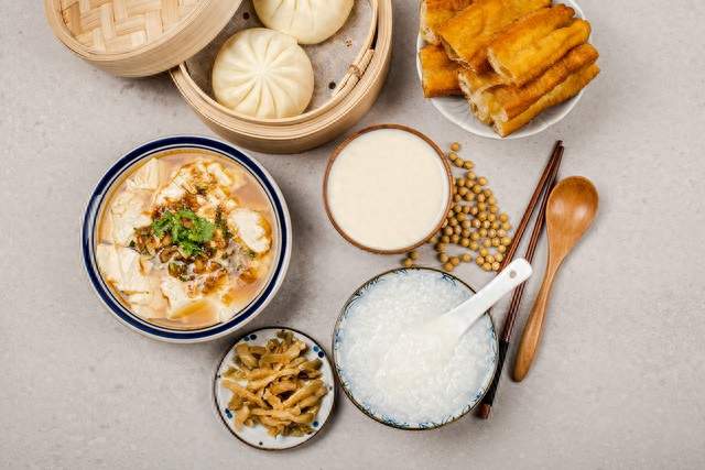 长期坚持不吃晚饭的人，除了体重下降，身体悄悄发生这5个变化