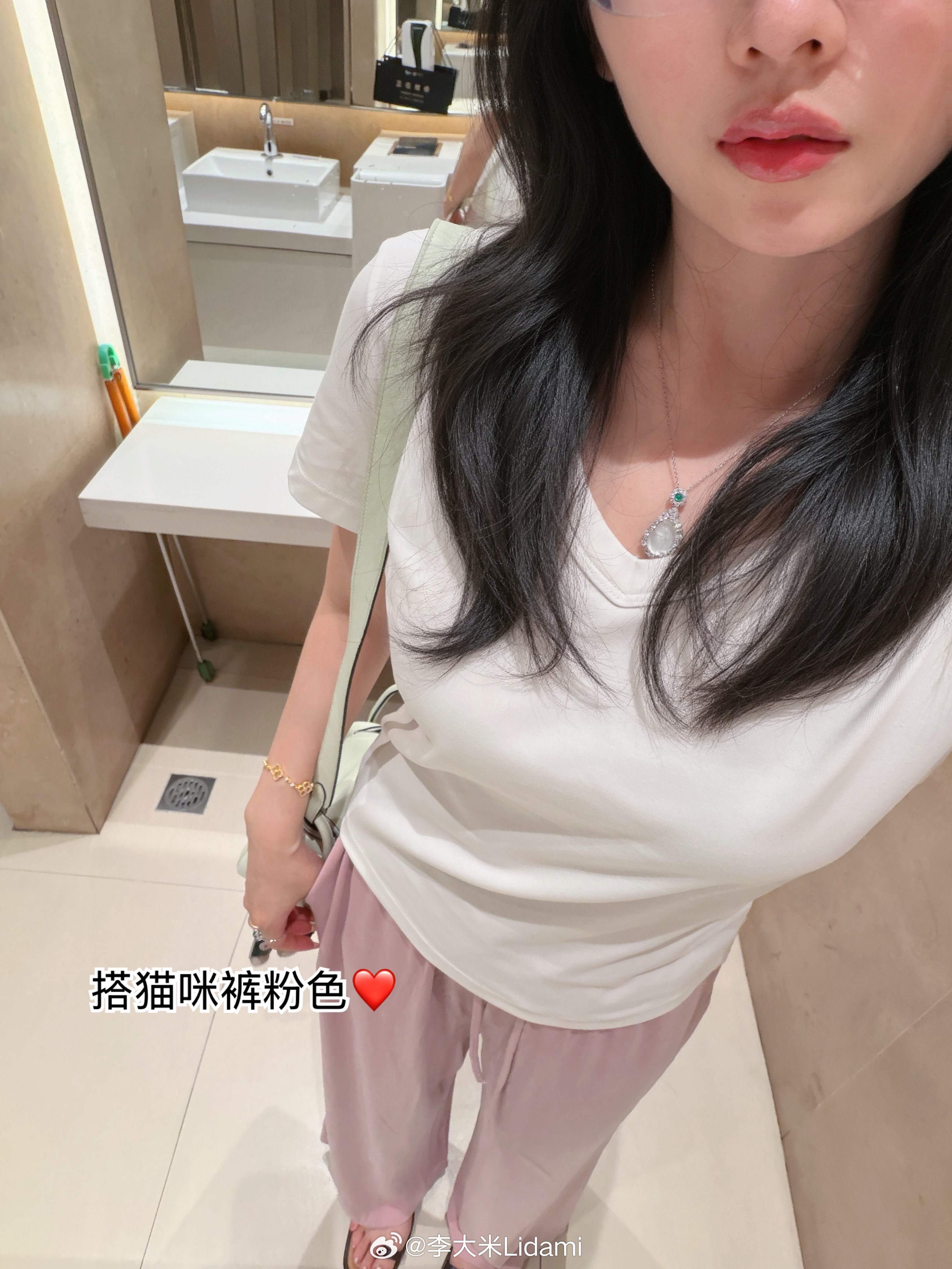Halo，明早十点，18号十点~中意图几的搭配，评啾2位50⭕。经典正肩V领T恤