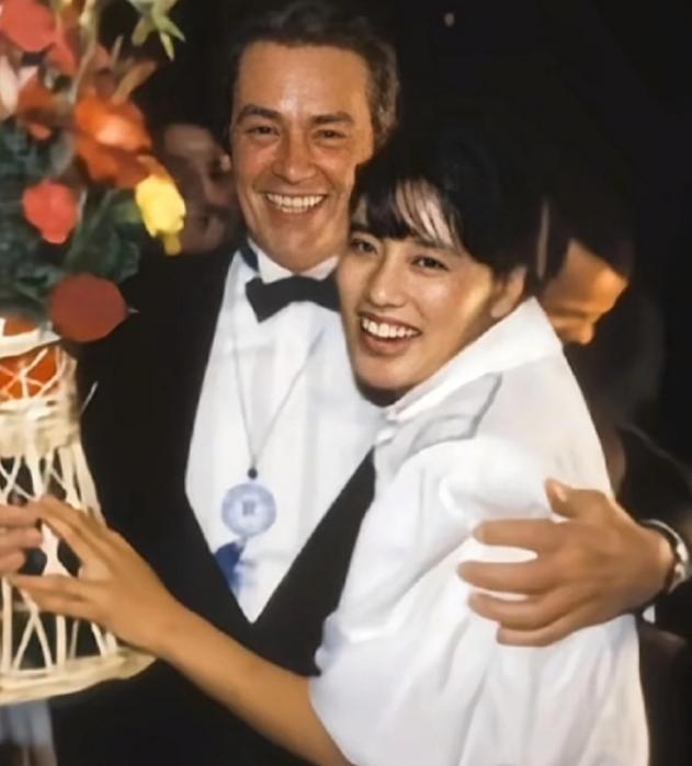 52岁的阿兰·德龙访华时，对25岁的李凤绪颇为欣赏，并公开表达了求婚之意。看似浪