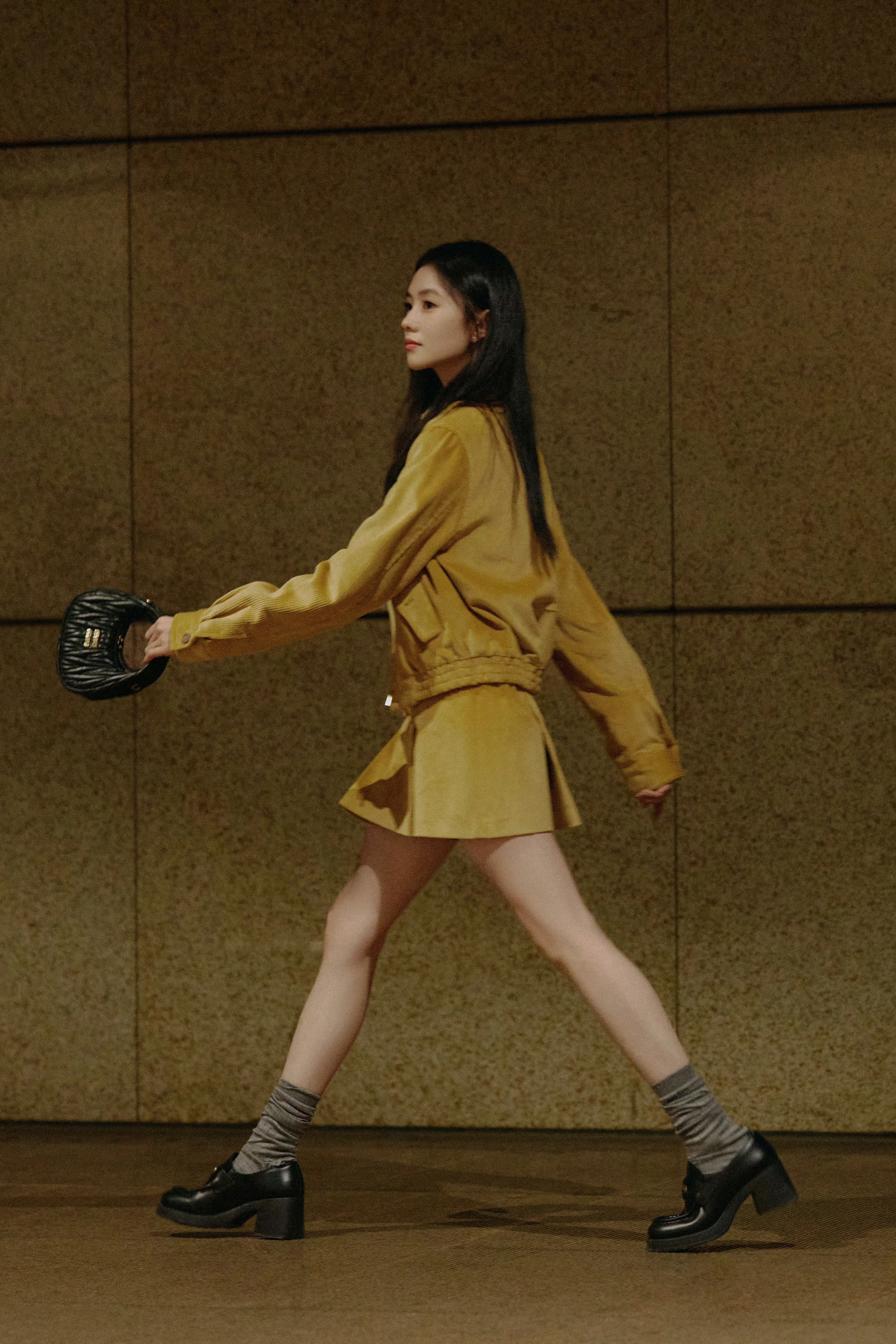 刘浩存最新出发巴黎造型，明黄色彩少女格调() 