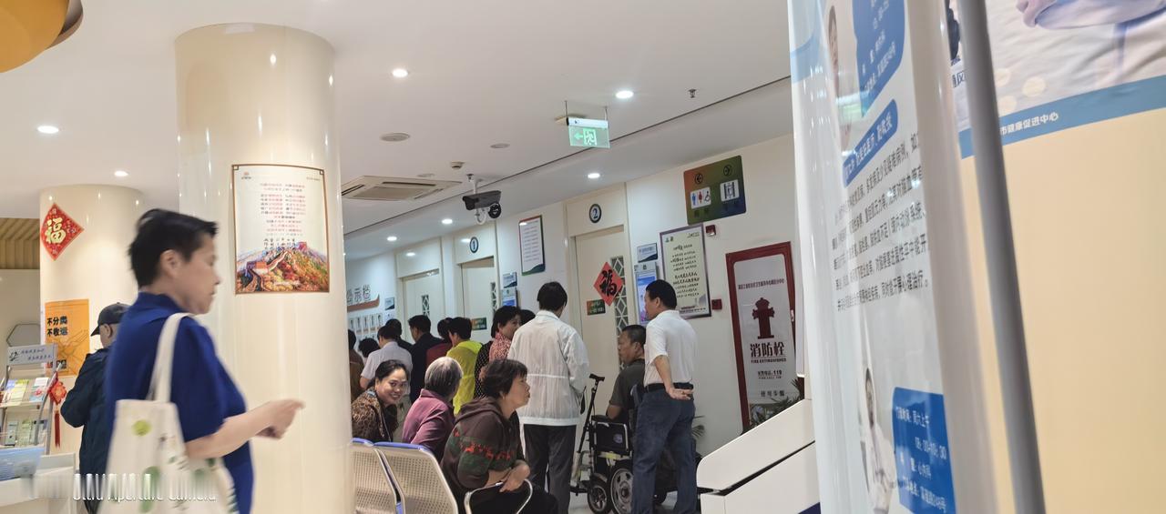 看病去[笑哭][强]
我们国家确实待遇好，
老人家们退休收入高，
人民幸福指数非