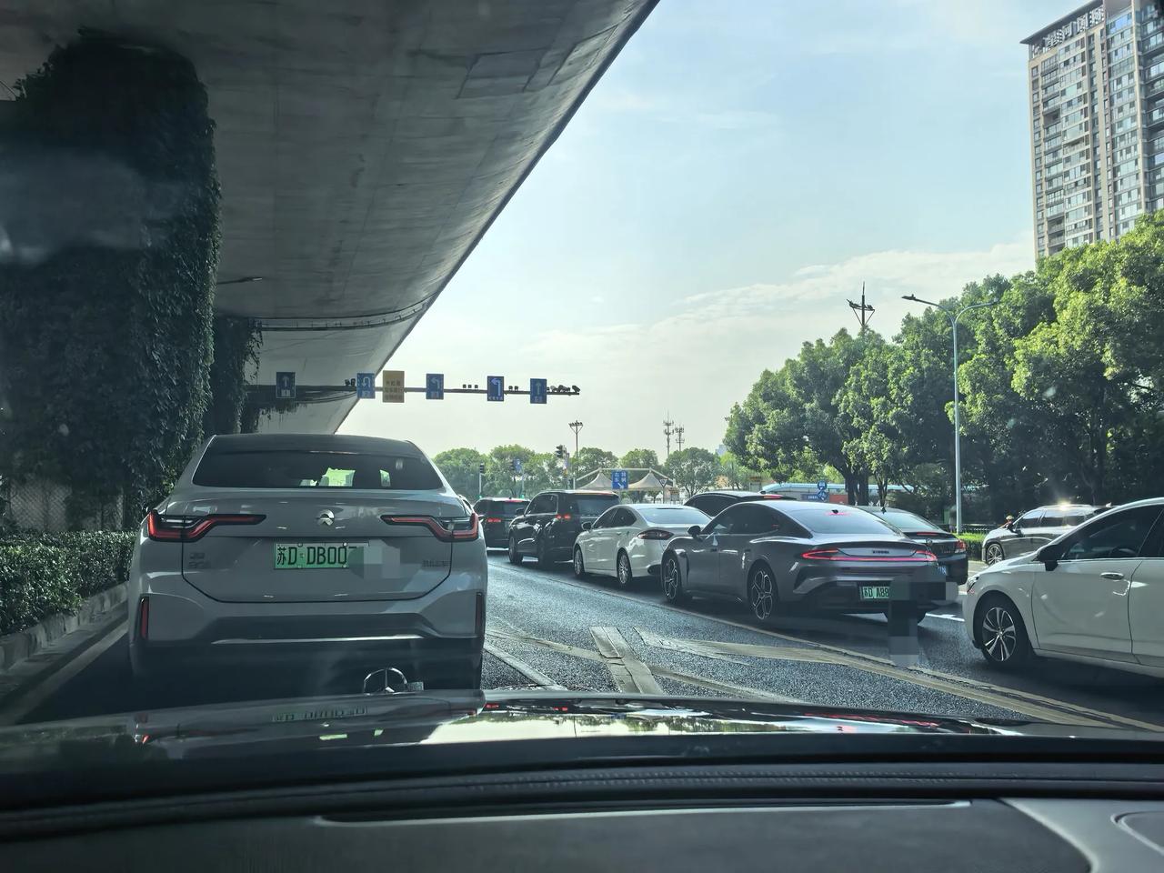 电动汽车的发展速度太快了，原先纯电车是D开头的，现在已经到A了，说明D已经用完了