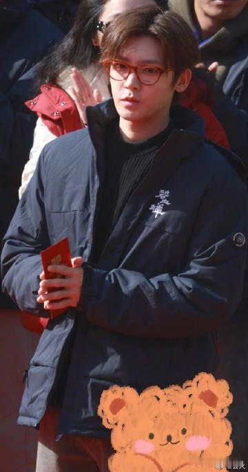 侯明昊碧血蝉开机照 侯明昊终于带着新剧《碧血蝉》开机了，开机照一曝光就引发了粉丝