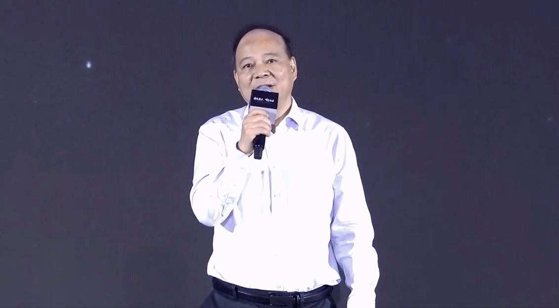 【宁德时代曾毓群：不零碳的电池将被时代所淘汰】8月17日，宁德时代董事长曾毓群在