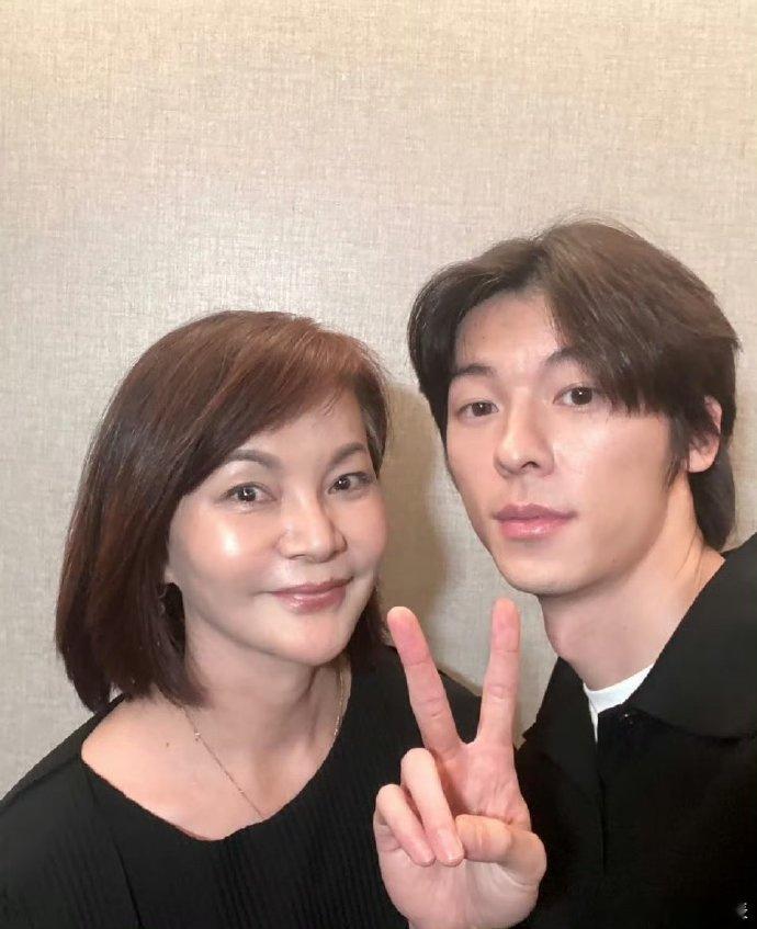 许光汉曾与周子瑜妈妈合影 网友曝许光汉周子瑜恋情，好像这俩人最大的交集是周子瑜妈