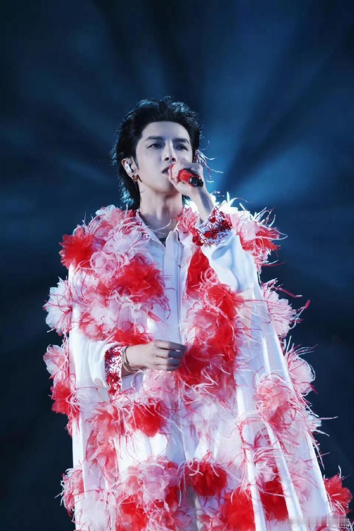 #华晨宇 包容和理解是一生的课题#华晨宇指出成长环境不同导致人生不易和共鸣难，这
