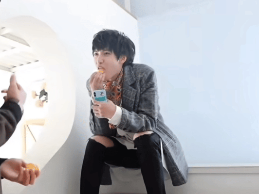 请看小浩翔无表情吃柠檬严浩翔