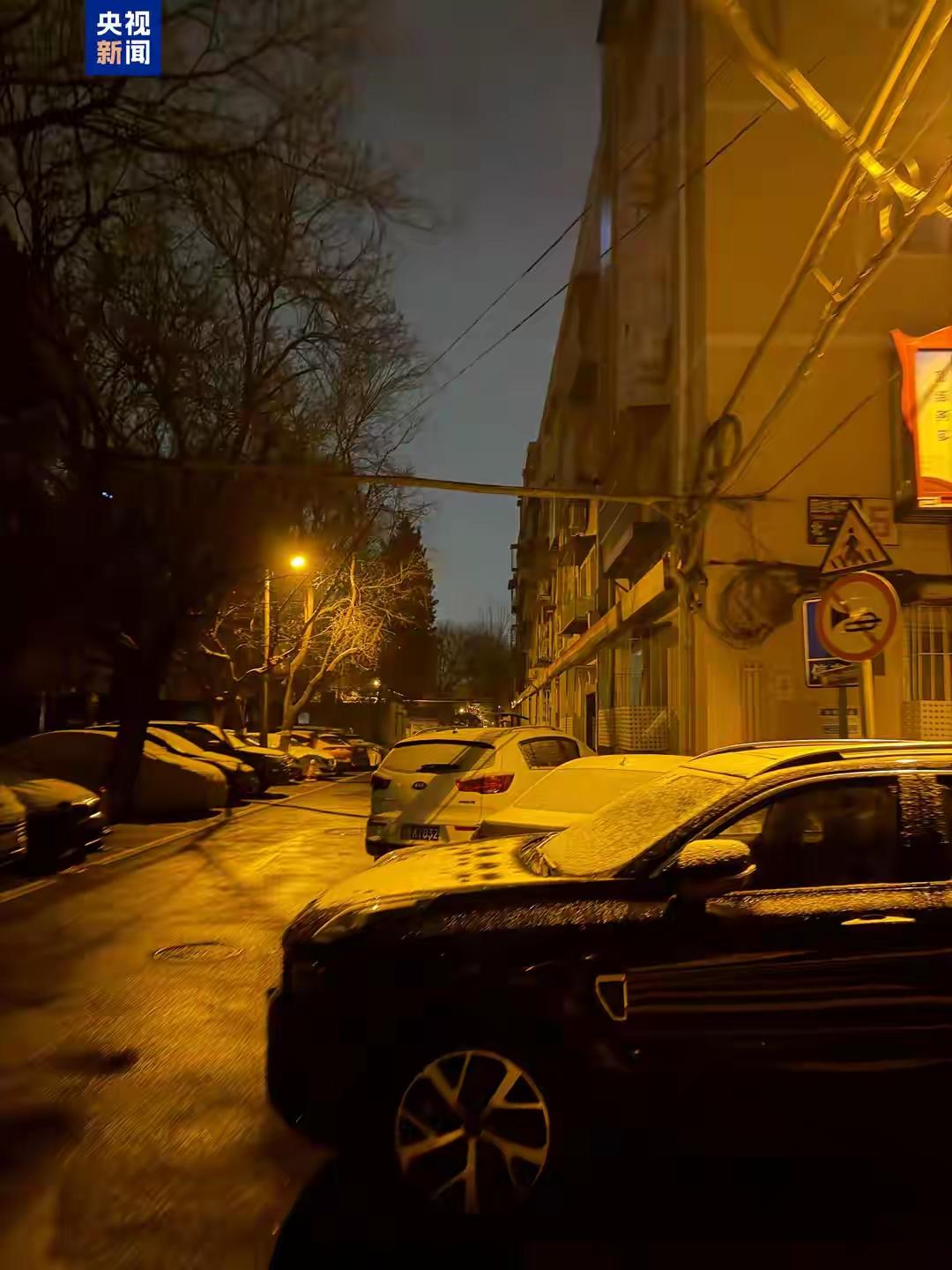 昨夜今晨，北京迎来了一场银装素裹的雪景，仿佛整个城市都披上了一层童话般的白纱。这