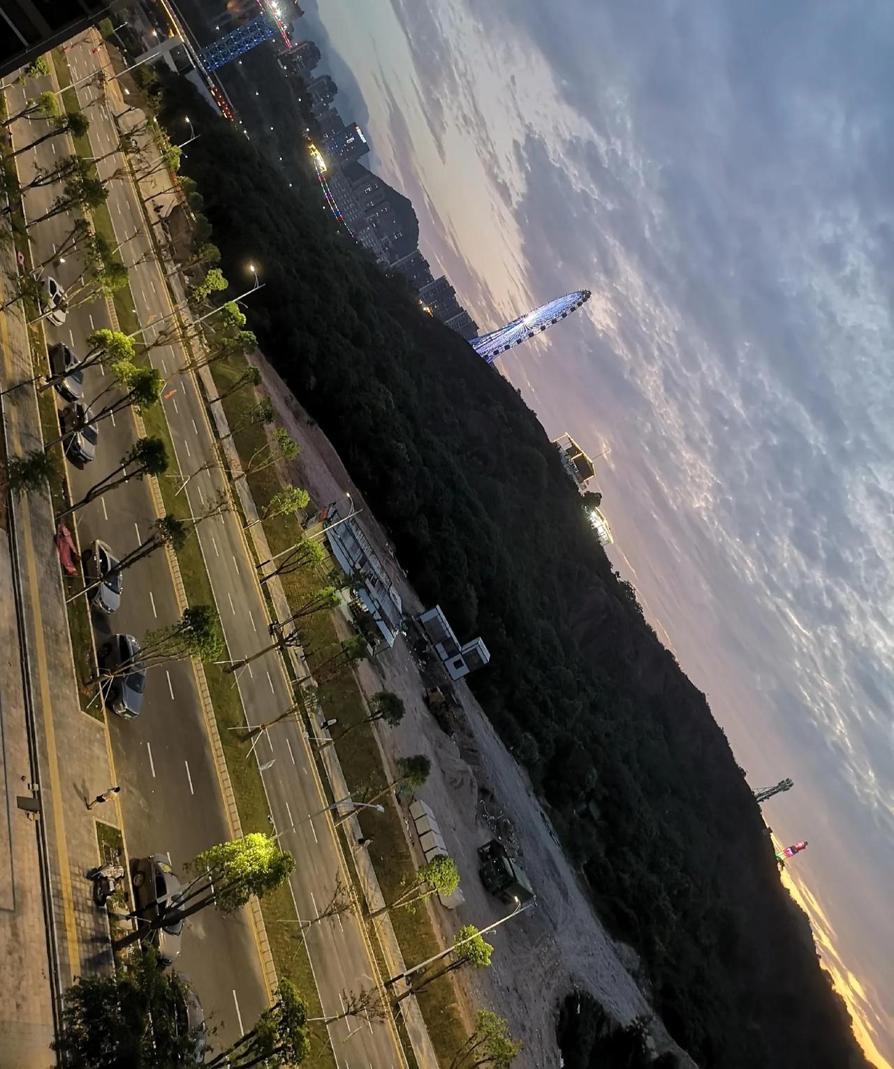 分享城市新鲜事傍晚时分的大亚湾儿童公园，晚霞，摩天轮🎡，天空之镜，步步惊心，一