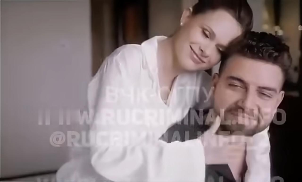2025刚结婚的女儿女婿一伤一死
有俄媒挖出柴科去年参加女儿婚礼（图二）的纪录片