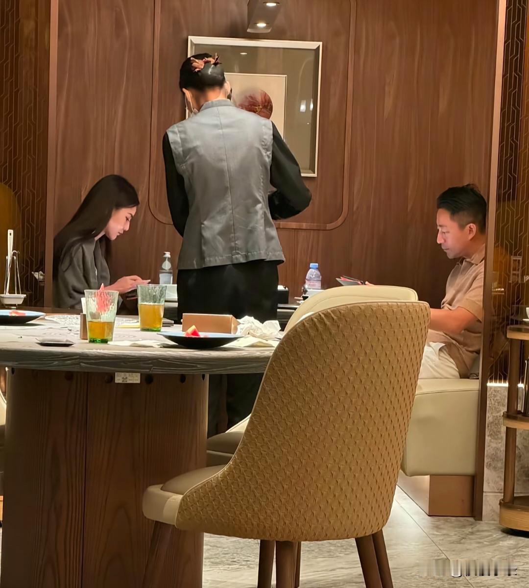 汪小菲和老婆马筱梅在高档餐厅吃饭被偶遇，夫妻俩看起来有点兴致不高，汪小菲的脸色好