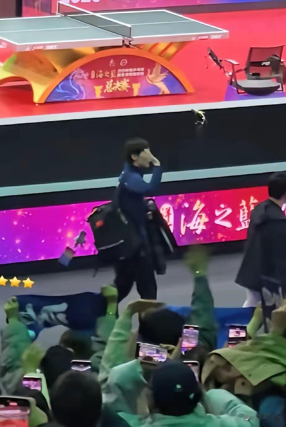 网友发文称，乒超总决赛曼昱撑起了票房！
莎莎因伤没有能够参加总决赛，但是乒乓球是