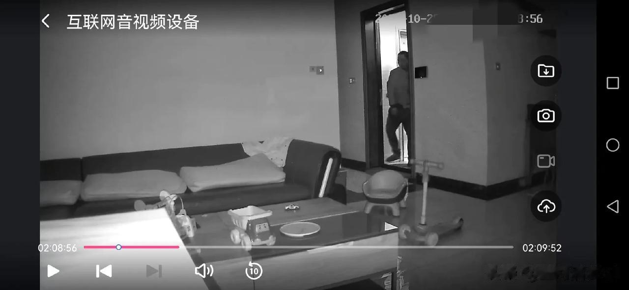 一觉醒来，看到弟妹在群里发了一张图片，是她家监控摄像头的截图，我弟打开门进屋。
