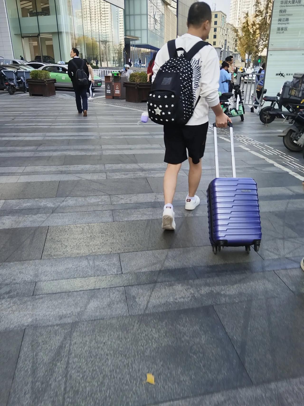 昨天开始青岛大降温，从前几天的20度一下降到7-8度，人们都穿上了厚厚的棉服。
