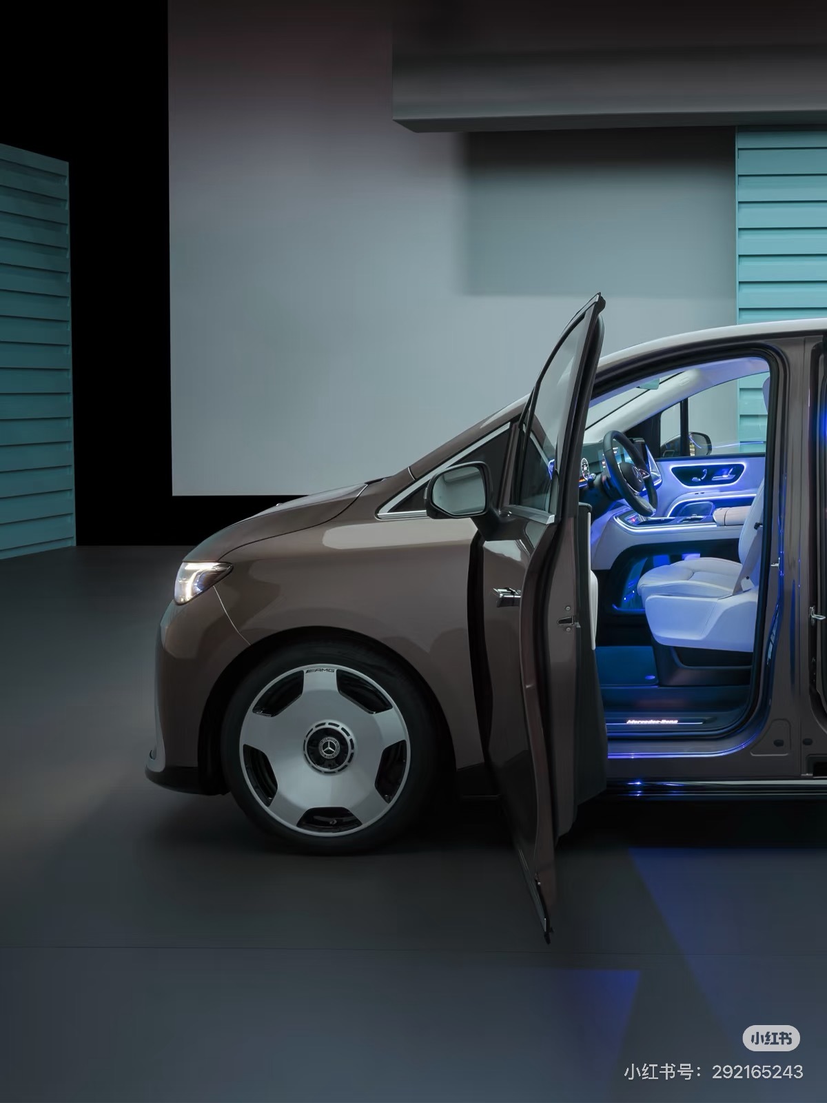 奔驰终于觉醒了连二排大电视都上了！！！这可是国产新能源的特产呀。纯电VLE的座舱