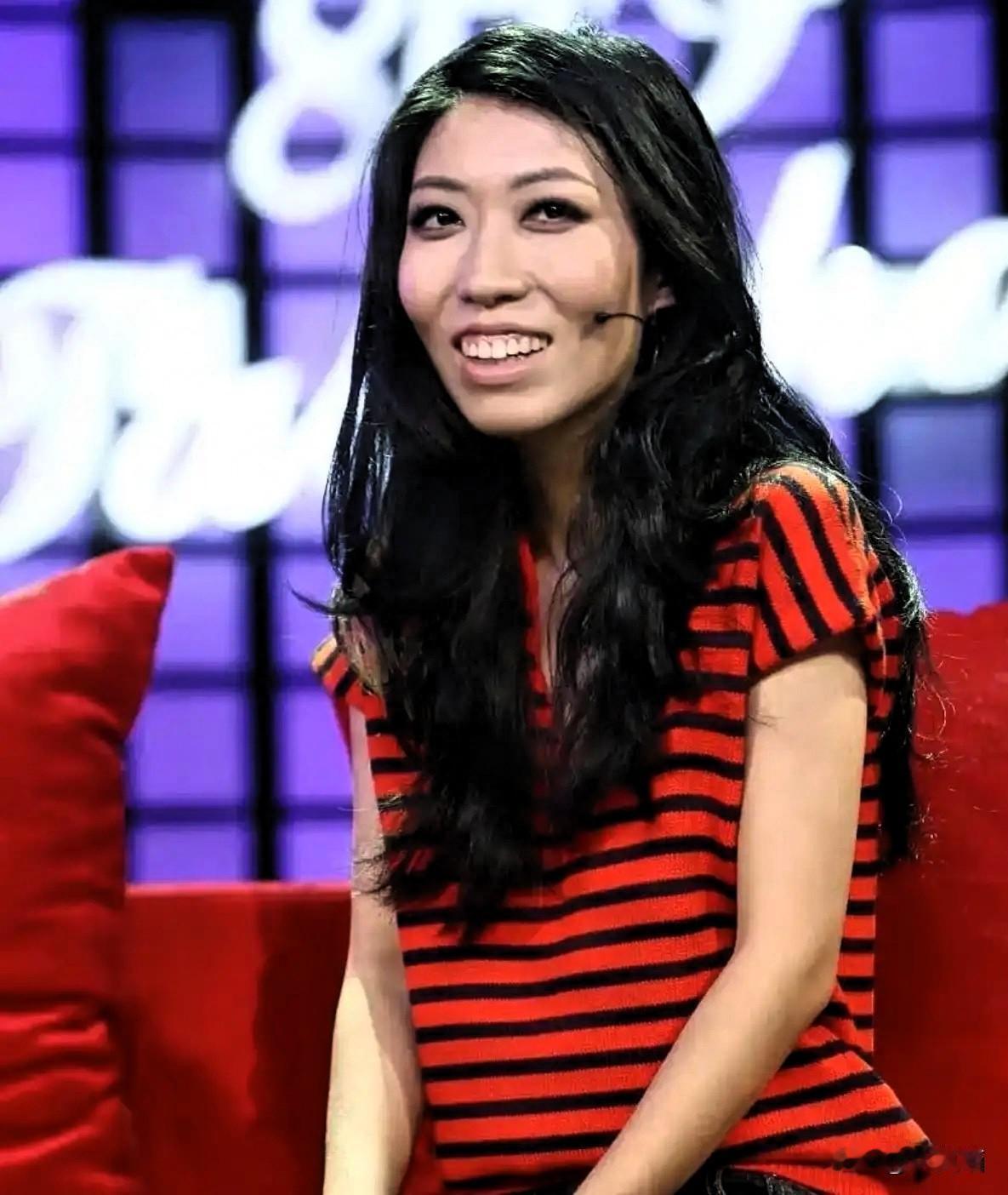 特意去查了查曲婉婷的近况，
结果真让人愣住——原来她在疫情期间就确诊乳腺癌了，切