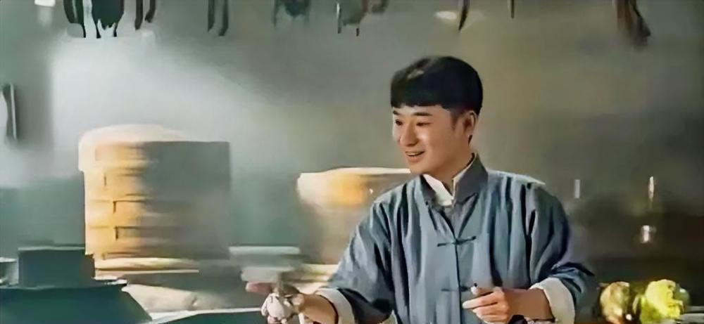 一张皱巴巴的十块钱，被白宇在桌角一下下蹭平，折角处磨得发白，最后塞进旧饼干铁盒里