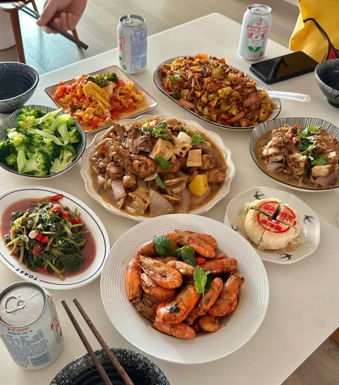 晚上吃饭时，妻子嫌弃我妈做的饭太淡，一点味都没有，我就随口说了句，有个现成饭吃就