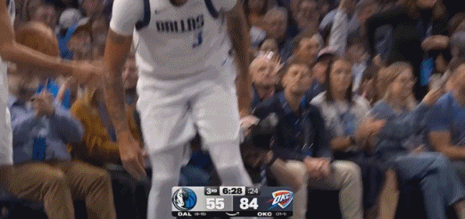 屋漏偏逢连夜雨！浓眉腿部不适一瘸一拐进入暂停。新赛季篮不住