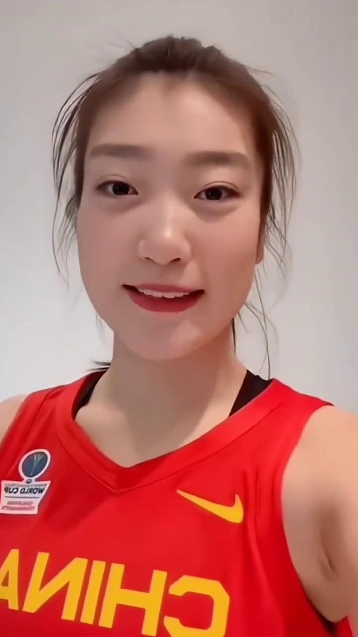 中国的球迷朋友们，大家好，我是中国女篮李梦。