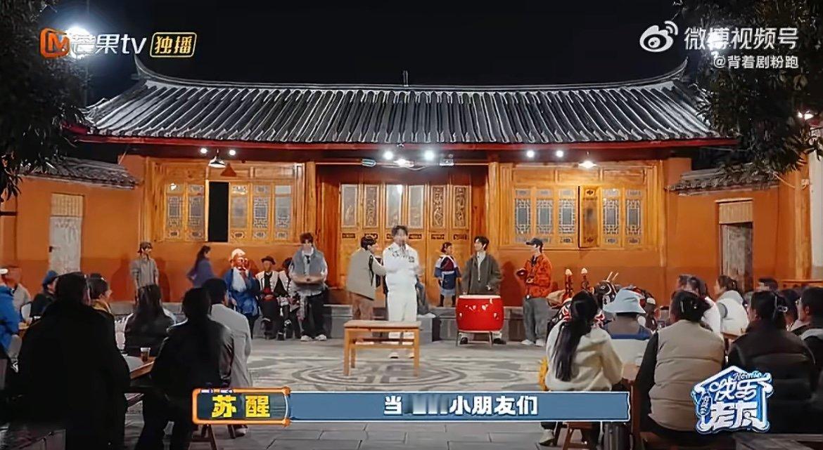 苏醒双语主持的权威我后知后觉 醒猫猫这波双语控场太秀！民俗舞台配中英报幕，利落切