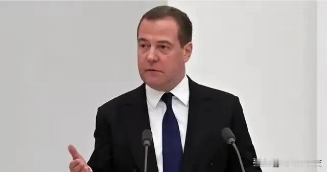 1. 梅德韦杰夫回应西方冻结俄资产：英国将俄冻结资产的13亿美元利息转给基辅，梅