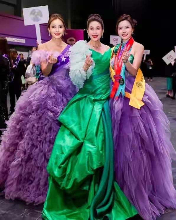 离婚后，这个女人活成了爽文大女主！
她就是魏骏杰的前妻张利华。
从那个被诟病高攀