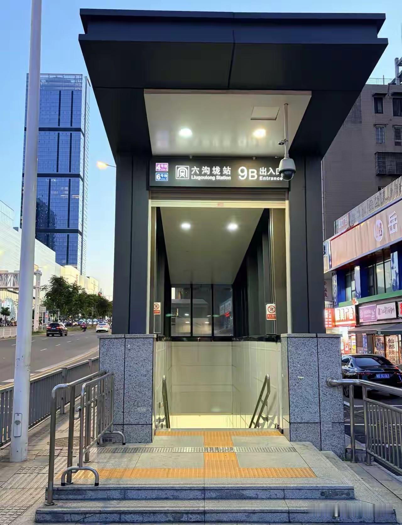 长沙最小的地铁站出入口！
长沙实在有地，为何地铁口设计成和寸土寸金的大都市香港一