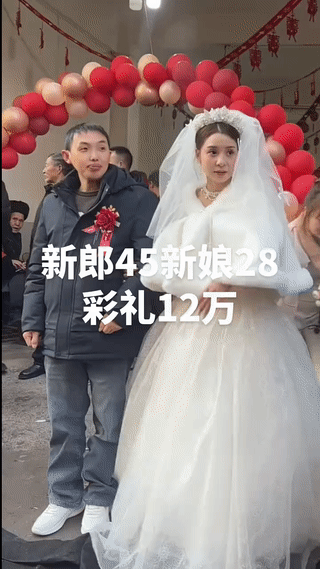 新郎人到中年还娶一个不到三十岁的新娘？
这真是太幸福了！
两个人站在一起甚至还有