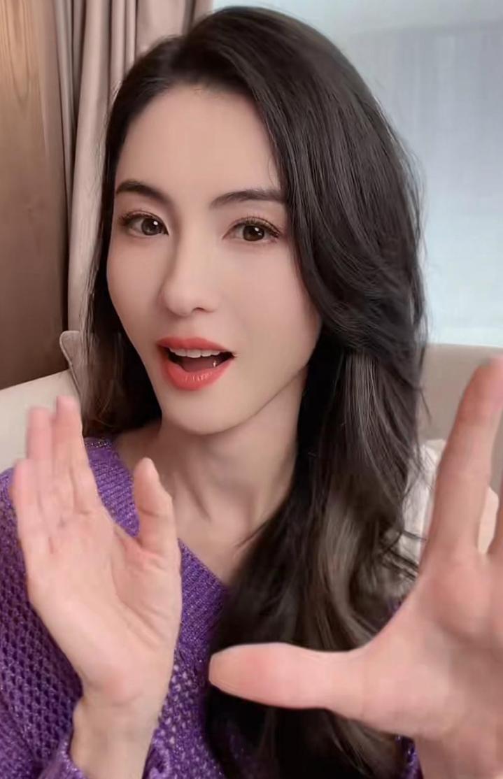 最近有网友偶遇锋菲合体出行，两人穿着朴素、十指紧扣，像热恋中的情侣一样轻松自在。