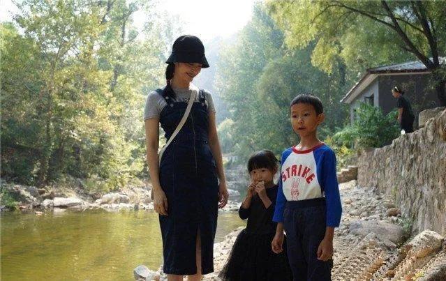 姚晨曹郁带儿女外出郊游其乐融融幸福甜蜜，没想到姚晨也有小鸟依人的温柔一面。说实话