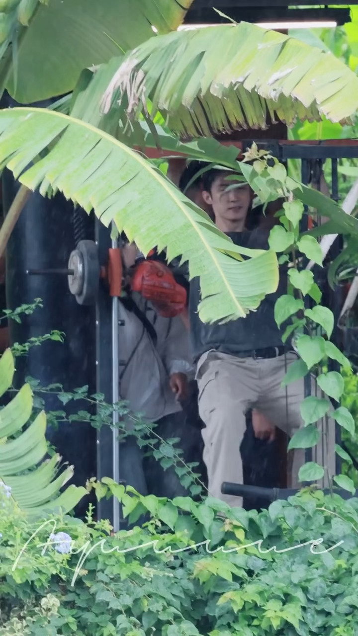 只要想运动 哪里都是哥的健身房黄景瑜片场做引体向上黄景瑜随时随地健身