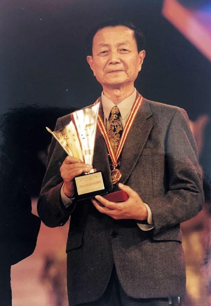【程嘉炎享年92岁】程嘉炎乒乓裁判界一代宗师2026年7月29日，乒乓球裁判界泰
