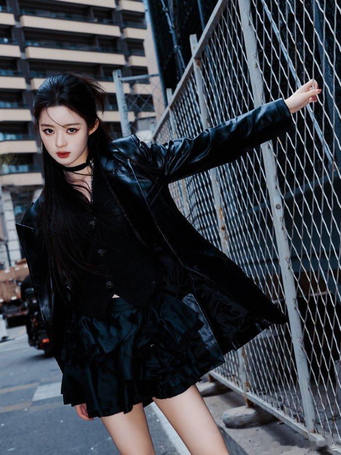 黄杨钿甜踩高跟鞋舞剑黄杨钿甜穿高跟鞋舞剑来看娱乐高跟舞剑反差感拉满，身姿轻盈招式