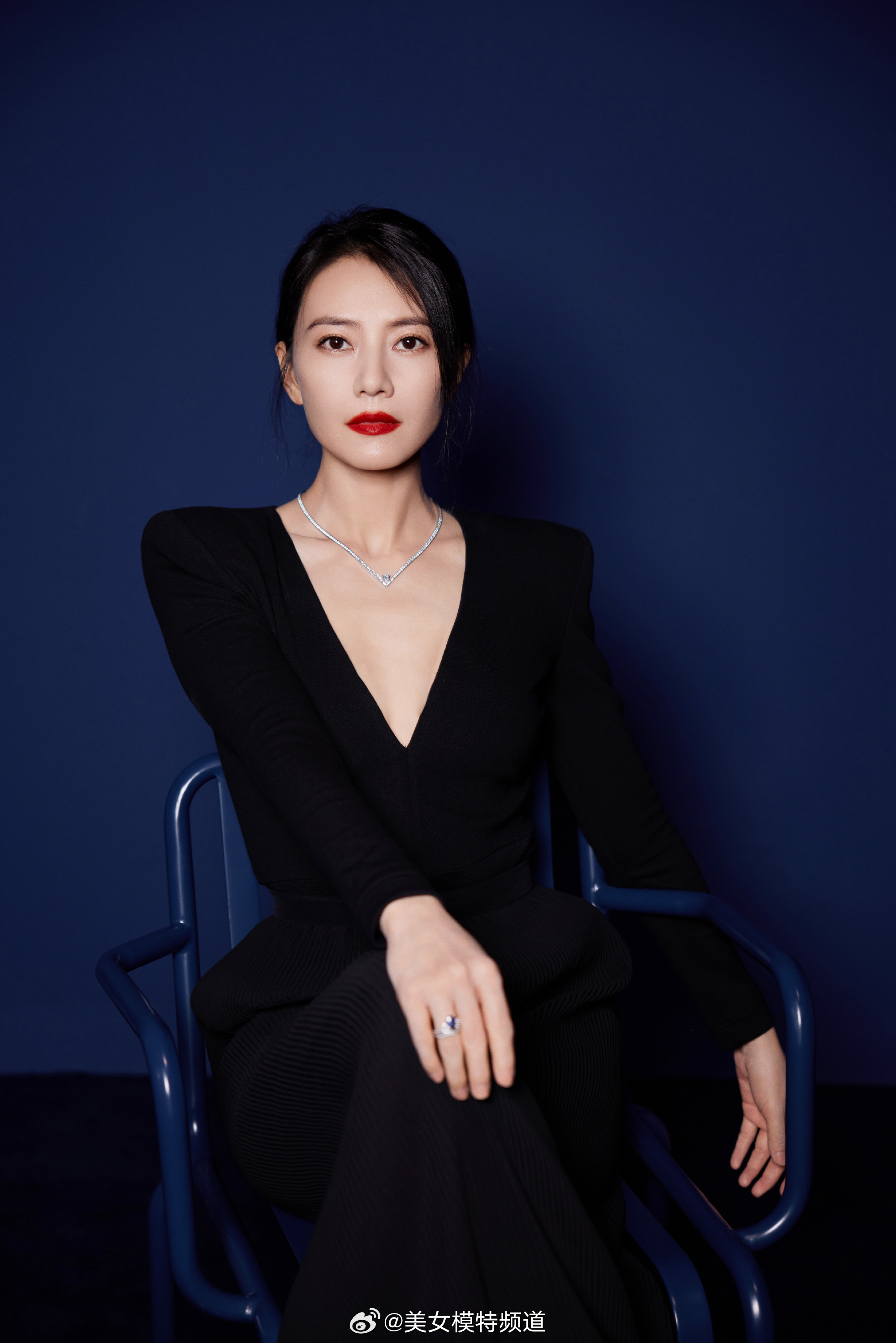 高圆圆红唇黑衣 