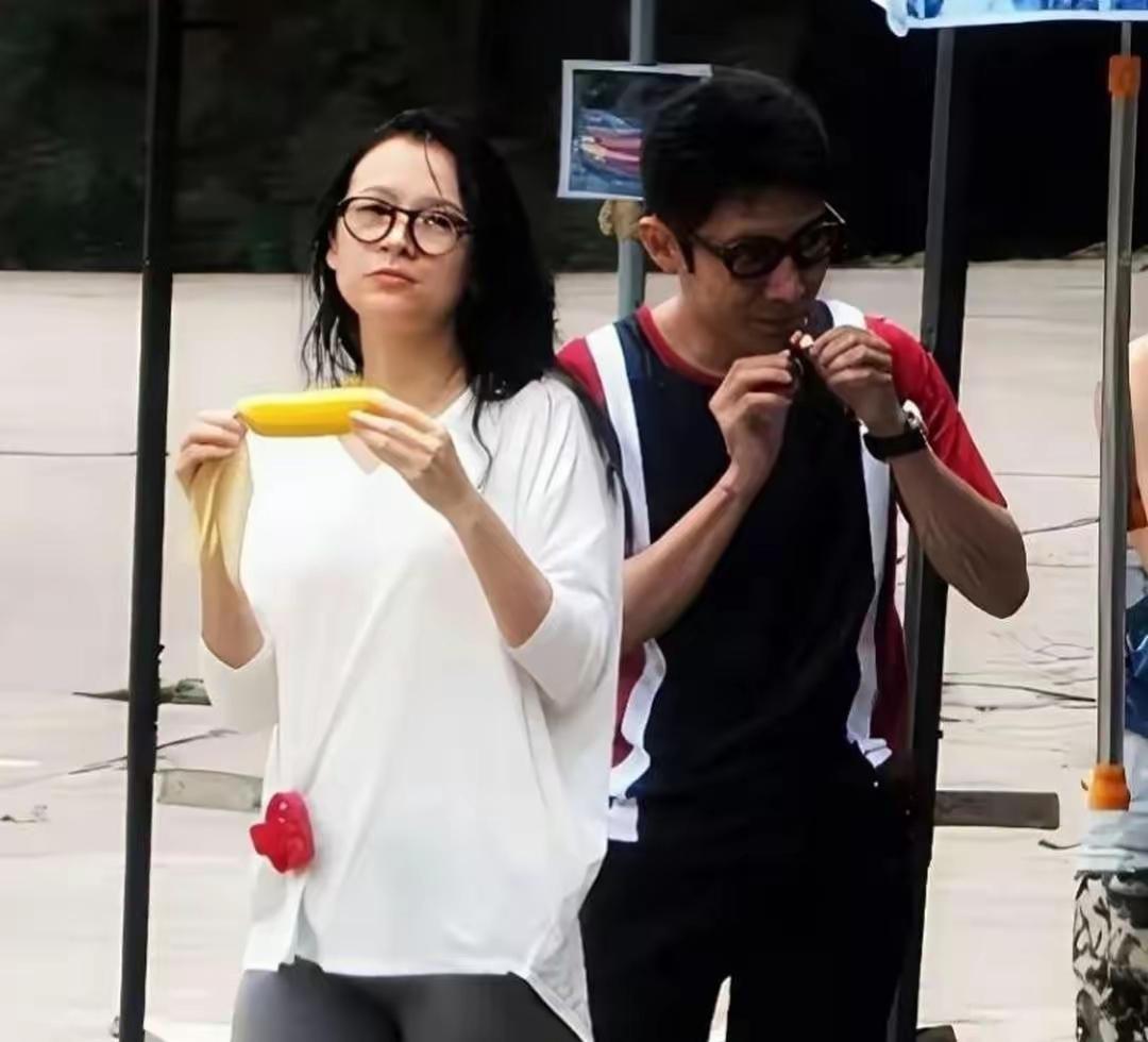 著名的男人跟著名的女人谈恋爱，太轰动了！世界上最幸福的事，莫过于你啃着玉米我吃着
