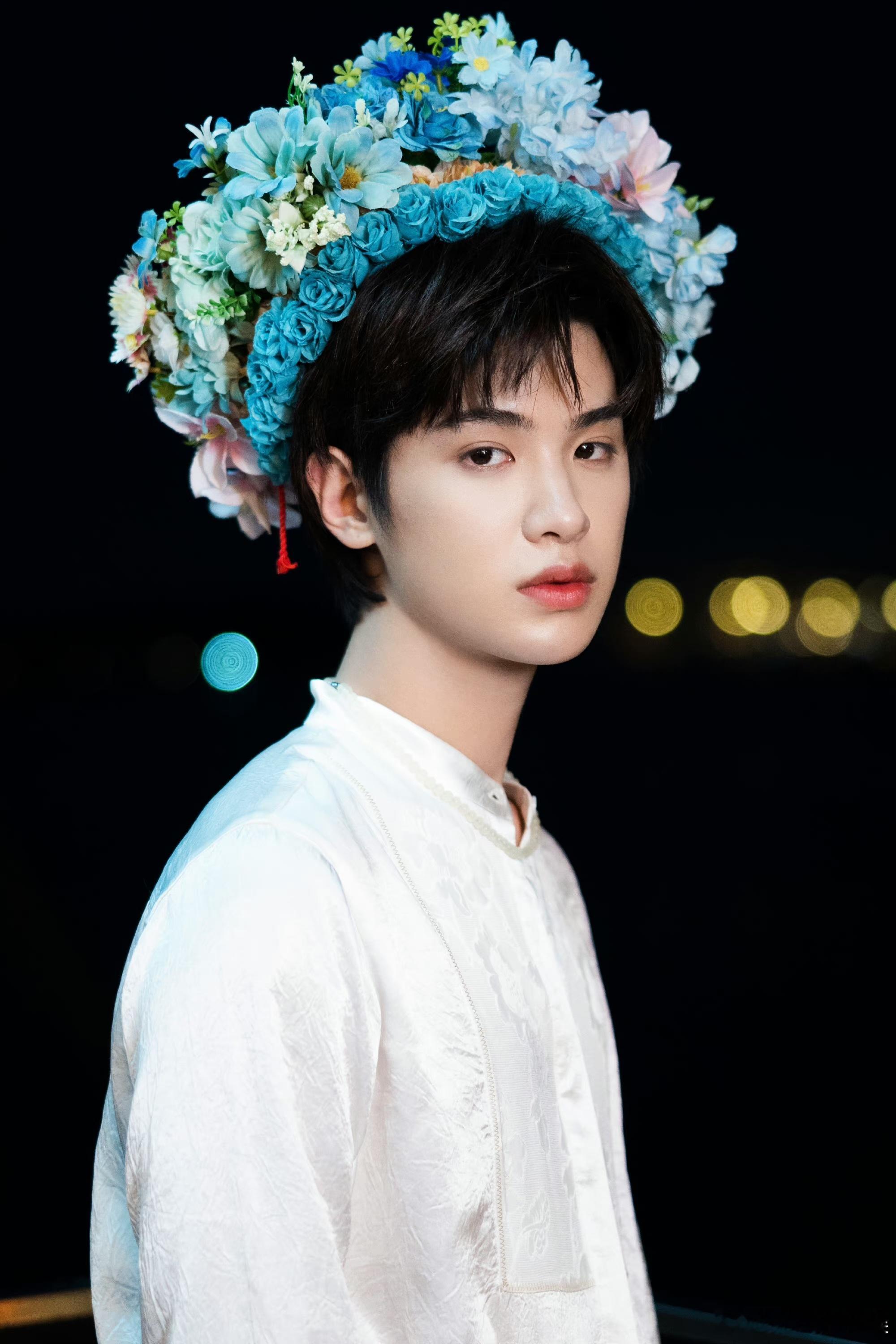 #黄明昊终于簪花了#黄明昊又帅出了新高度，总是能够带给我们意想不到的惊喜，这次的