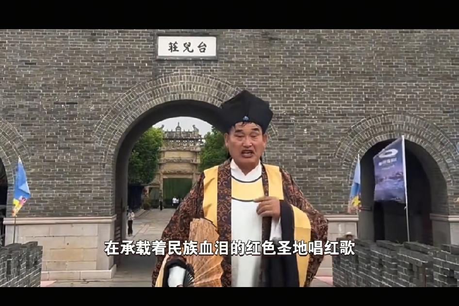 有人说朱之文不应该穿着这样的衣服在古城唱红歌，因为有前车之鉴，应该穿着得体。也有