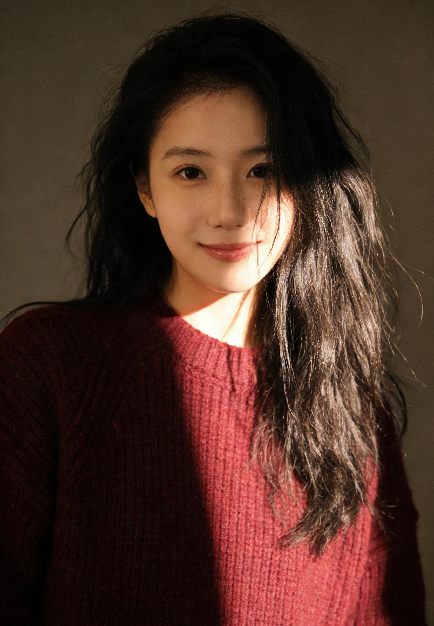 豆包的生图技术太细致肌肤的纹理和闭口都有指令如下👇帮我生成图片：以上传照片中的