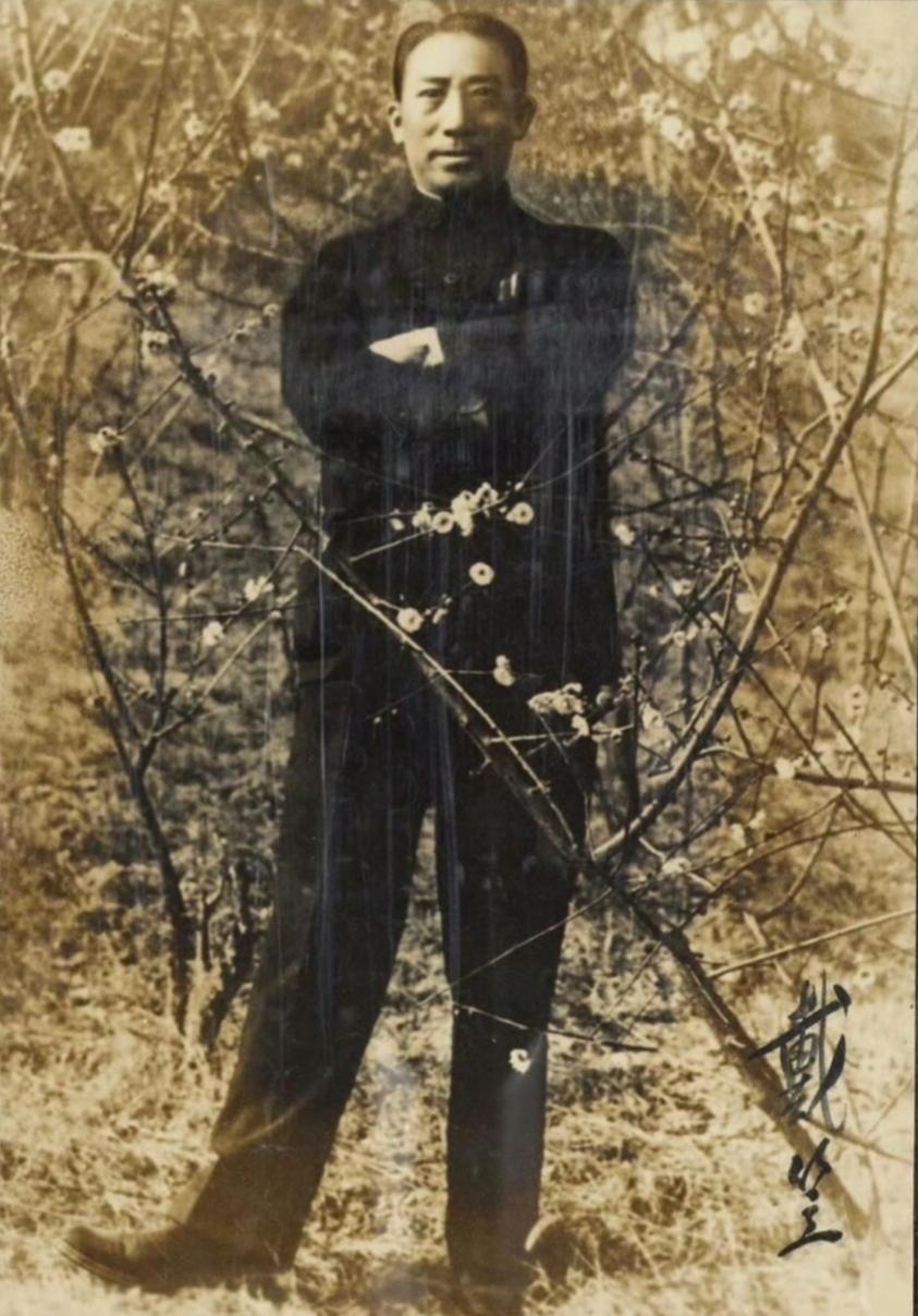 1946年初，戴笠在重庆梅园的一张留影，照片中他身着深色中式立领服装，双臂交叠于
