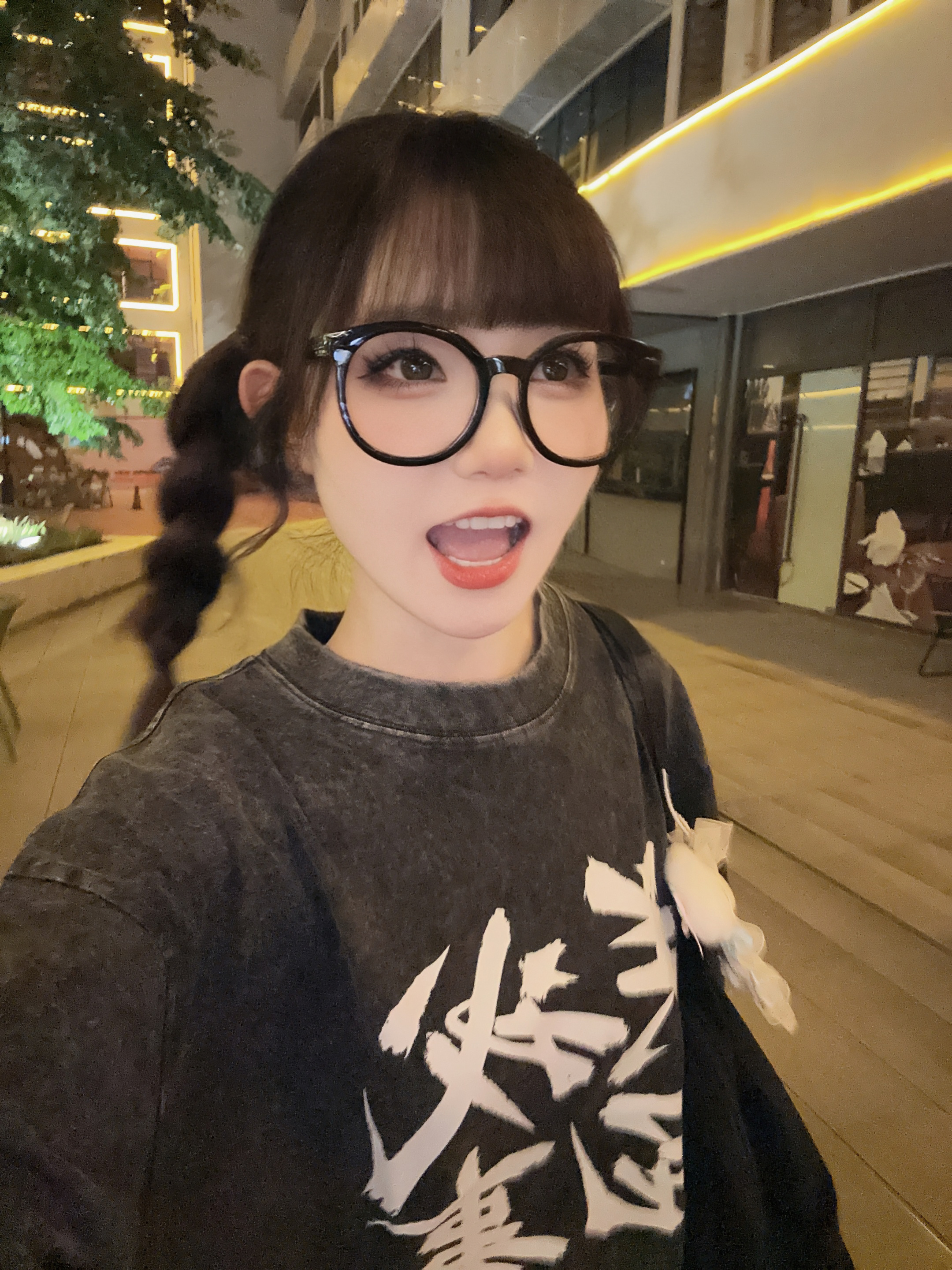 下班啦，今天出门就被雨泼。火山安慰我说：“没事的，遇水则发。”我看着我包上被淋湿