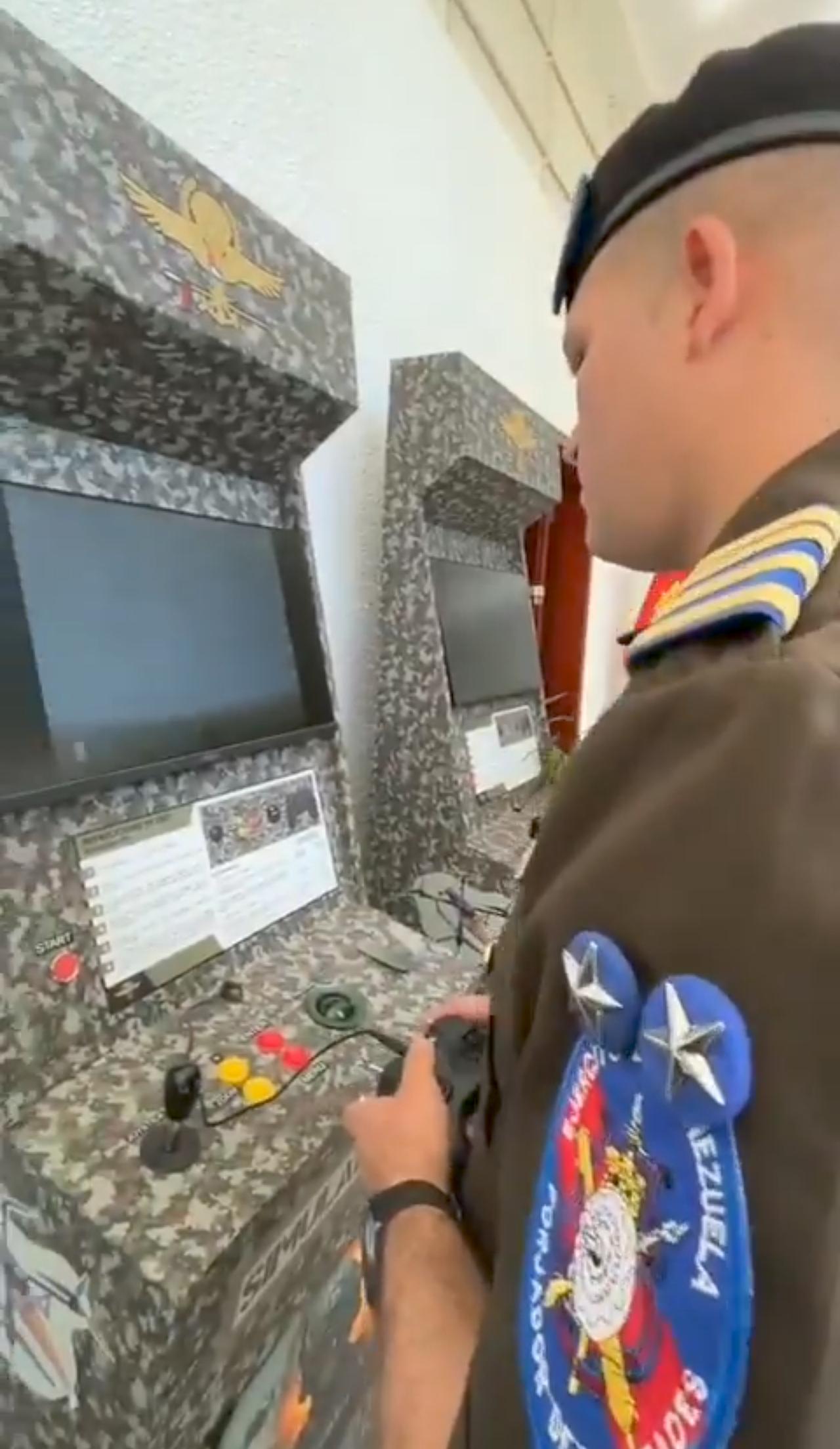 在委内瑞拉的蒂乌纳堡军事学院，武装部队正使用无人机模拟器开展训练。