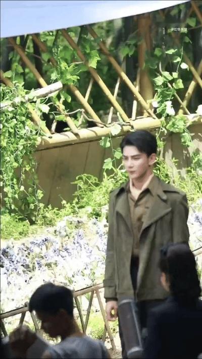 #夏之光因为台词ng打自己耳光# 夏之光《江城诡事》拍摄花絮，因为念错词导致ng