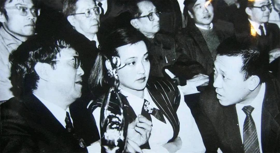 当年的刘晓庆眉眼如画，她不仅长得美，还个性明显，这样的她怎不叫年轻时的姜文着迷？